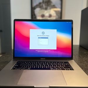 SOLD!! 2018 15in MacBook Pro w/ Touchbar